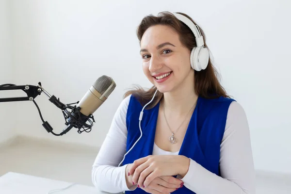 Radio host concept - Portrait of woman radio presenter with headphones — Stock Photo, Image