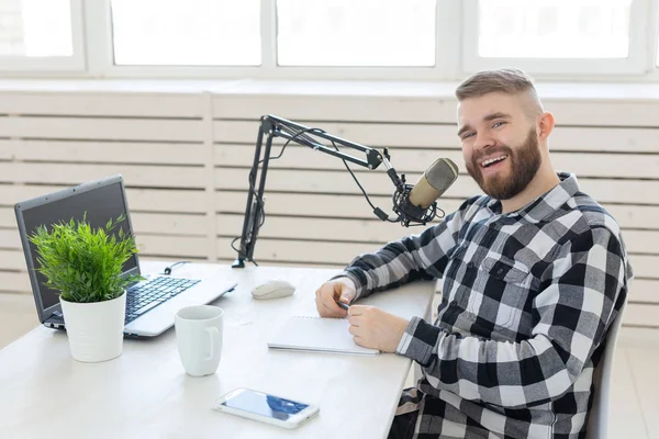 Concepto de anfitrión de radio - Vista lateral del hombre guapo que trabaja como anfitrión de radio en la estación de radio — Foto de Stock