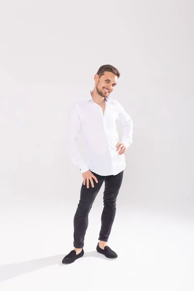 Retrato de joven feliz guapo en camisa casual de pie sobre fondo blanco — Foto de Stock