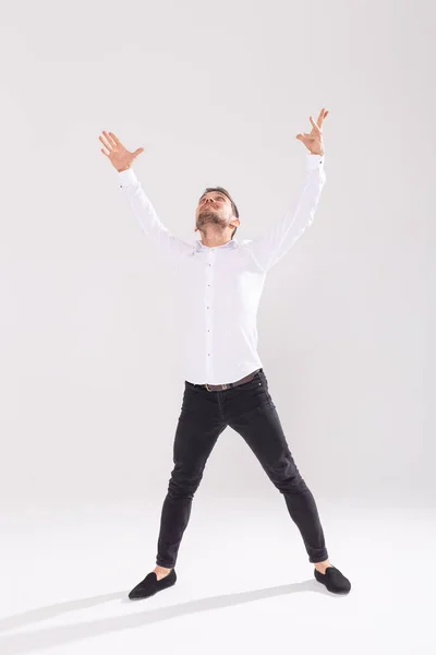 Красивый молодой человек танцует на белом фоне — стоковое фото