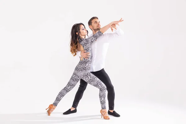 Casal jovem dança latina bachata dança, merengue, salsa, kizomba. Dois pose elegância sobre fundo branco com espaço de cópia — Fotografia de Stock