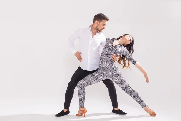 Pareja apasionada bailando social danse kizomba o bachata o semba o taraxia sobre fondo blanco con espacio para copiar — Foto de Stock