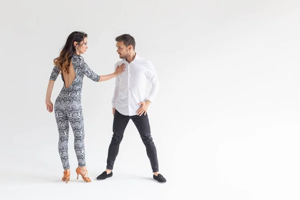 Conceito de dança social - Ativo adultos felizes bachata dançando juntos sobre fundo branco com espaço de cópia — Fotografia de Stock