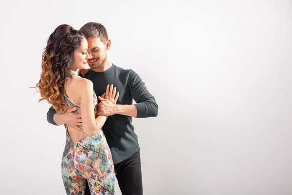 Dança social, kizomba, tango, salsa, conceito de pessoas - belo casal bachata dançante em fundo branco com espaço de cópia — Fotografia de Stock