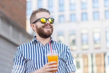 İş merkezinin arka planda suyu ile ayna gözlük şık bir genç hipster erkek alt görünümü portresi. Hafta sonu konseptinde şehir tatili.