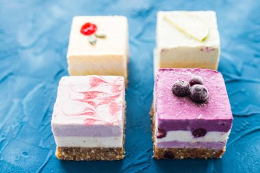 Taze çilek ve fındık ile ev yapımı çiğ kek. sağlıklı vegan gıda kavramı, yakın