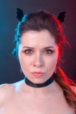 Cadılar Bayramı, tatil ve karnaval konsepti - yaka kadın ve gotik tarzı yarasalar kulakları