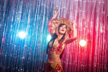 Tatiller, parti, dans ve gece hayatı konsepti. Karnaval gecesi için giyinmiş güzel bir kadın.