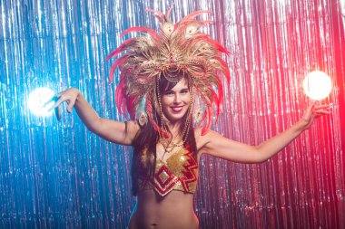 Karnaval, oryantal dans ve tatil konsepti - Altın kostüm giyen ve gülümseyen güzel kadın samba dansçısı