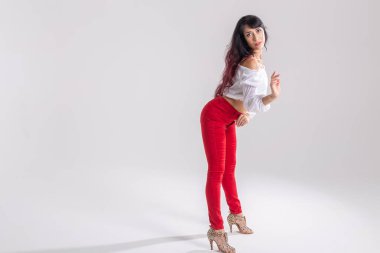 Latin dans, bachata bayan, caz modern ve vogue dans konsepti - Kopya alanı ile beyaz arka plan üzerinde dans güzel genç kadın
