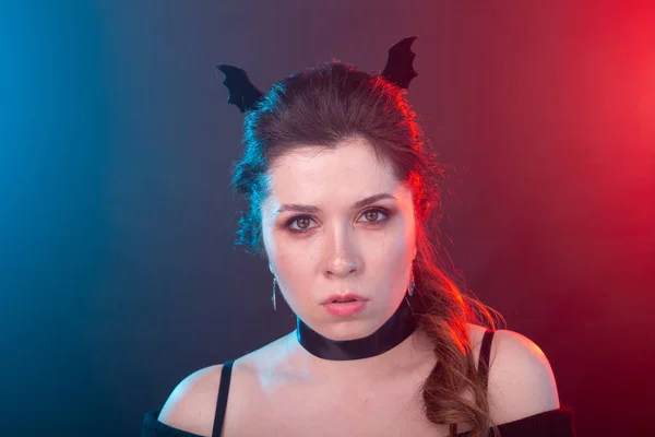 Halloween, ünnepek és farsangi koncepció-vamp nő gallér és denevérek füle gótikus stílusban — Stock Fotó