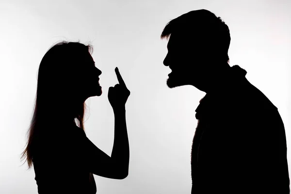 Koncepce agrese a zneužívání-muž a žena vyjadřující domácí násilí ve studiových siluetě izolovaných na bílém pozadí. — Stock fotografie
