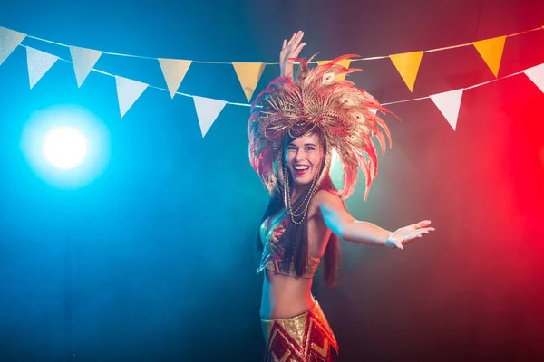 Karnevál, hastánc és üdülési koncepció-gyönyörű női Samba táncos visel arany jelmez-és mosolygós — Stock Fotó