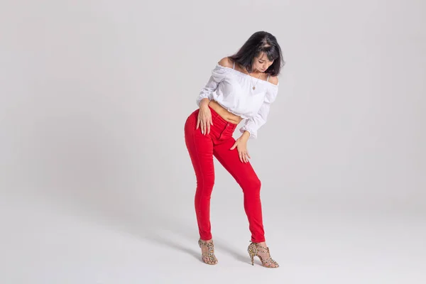 Dança latina, strip dance, contemporânea e conceito senhora bachata - Mulher dançando improvisação e movendo seu cabelo longo em um fundo branco — Fotografia de Stock