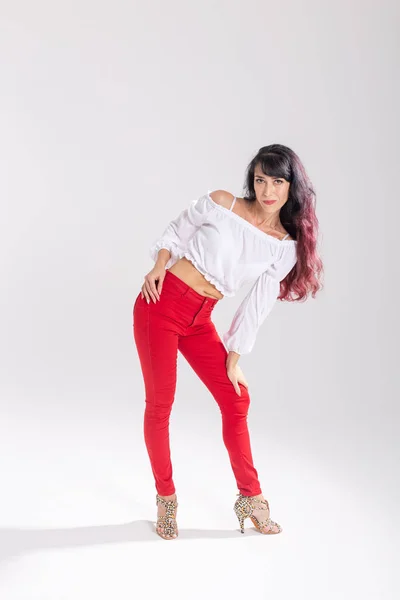 Danza latina, improvisación, concepto de danza contemporánea y de moda - joven hermosa mujer bailando sobre fondo de estudio blanco —  Fotos de Stock