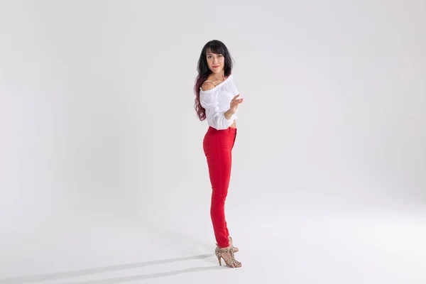 Latino dans, Doğaçlama, çağdaş ve vogue dans konsepti - beyaz stüdyo arka plan üzerinde dans genç güzel kadın — Stok fotoğraf