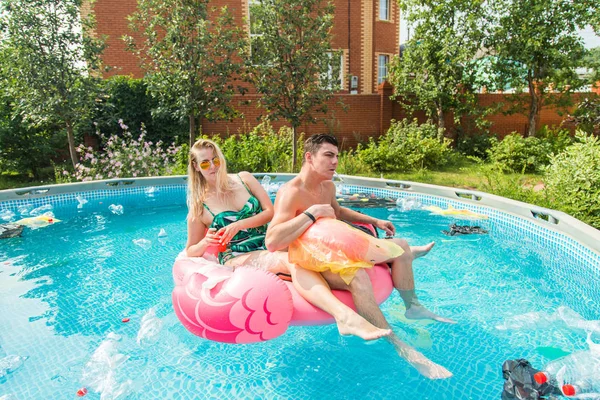 Jonge kerel en meisje plezier hebben terwijl het milieu vervuild is, concept van probleem plastic recycling en vuilnis afvoer — Stockfoto