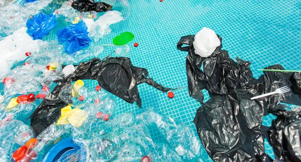 Problema do lixo, reciclagem de plástico, poluição e conceito ambiental - Poluição do lixo plástico no ambiente da água . — Fotografia de Stock