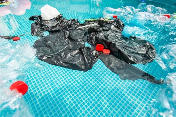 Reciclagem de plástico, poluição e conceito ambiental - Problema ambiental da poluição do lixo plástico na água — Fotografia de Stock