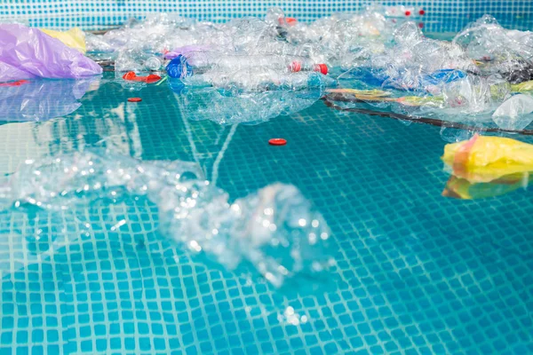 Reciclagem de plástico, poluição e conceito ambiental - Problema ambiental da poluição do lixo plástico — Fotografia de Stock