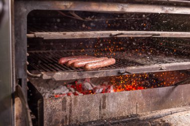 Yemek, lezzetli ve zanaat kavramı - alevli ızgara ızgara sosis