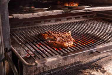 Gıda, el sanatları ve lezzetli kavram - bir ızgarada biftek pişirme