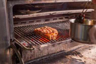 Gıda kavramı - biftek sosu ile kaplanır