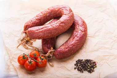 Gıda, et ve lezzetli kavramı - sosis domates masada at eti ile yapılan