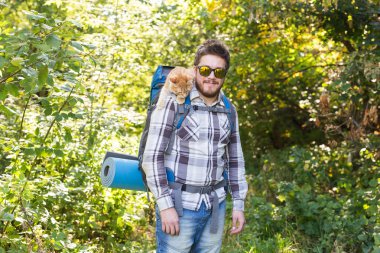 Macera, yaz turizm ve doğa kavramı - onun kedi ile kamp için gelen turist