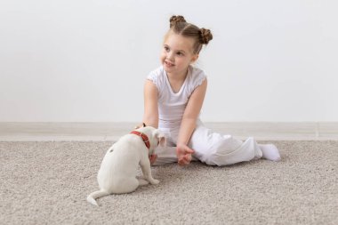 Çocuk ve hayvan kavramı - kız çocuk katta oturan ve köpek yavrusu besleme