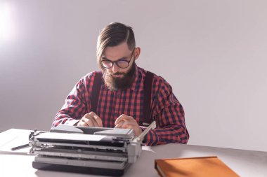 insanlar, yazar ve yenilikçi kavram - daktiloda çalışan genç şık yazar