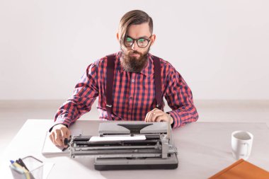 insanlar, Dünya günü yazar ve yenilikçi kavram - daktiloda çalışan genç şık gazeteci