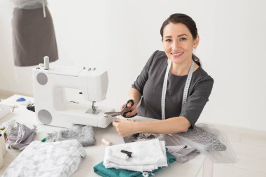 Terzi, terzi ve yaratıcı kavramı - moda tasarımcısı beyaz arka plan üzerinde dikiş makinesi ile portresi