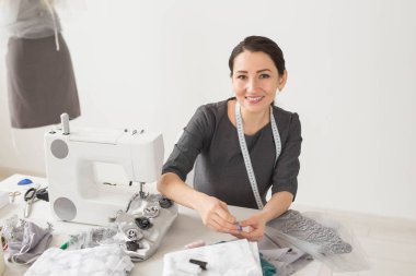 insanlar, moda ve showroom konsept - genç moda tasarımcısı onu showroom