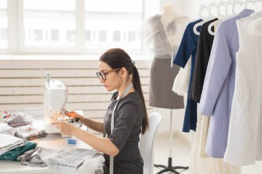 insanlar, terzi, terzi, moda ve showroom konsept - genç moda tasarımcısı onu showroom