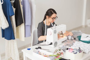 Terzi, terzi, işleri ve terzi kavramı - yüksek açı görünüm portre dikiş makinesi kullanarak gözlük gülümseyen moda tasarımcısı