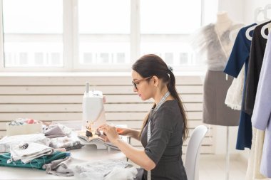 insanlar, terzi, terzi ve moda kavramı - genç moda tasarımcısı onu showroom