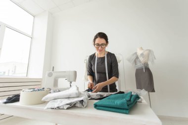 Terzi, terzi, moda ve showroom konsept - Tekstil dikiş elbise için çalışan yetenekli kadın terzi portresi