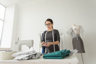 Terzisi, moda tasarımcısı, terzi ve insan kavramı-kendi stüdyosunda iş yerinde bir terzi portresi
