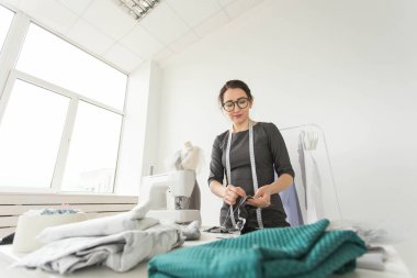 Terzisi, moda tasarımcısı, terzi ve insan kavramı-kendi stüdyosunda iş yerinde bir terzi portresi