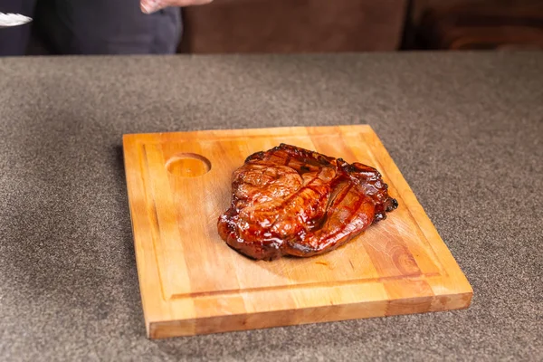おいしい食べ物とクラフトのコンセプト - 木製の机の上の馬の肉のステーキをカット — ストック写真