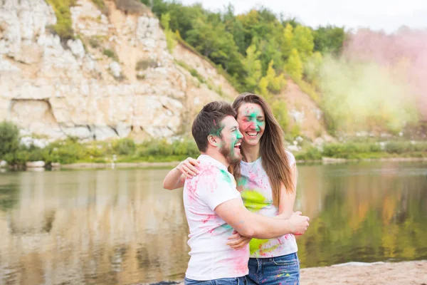 Menschen, Tourismus und Naturkonzept - lächelndes Paar mit aufgemalten Gesichtern, das Spaß hat — Stockfoto