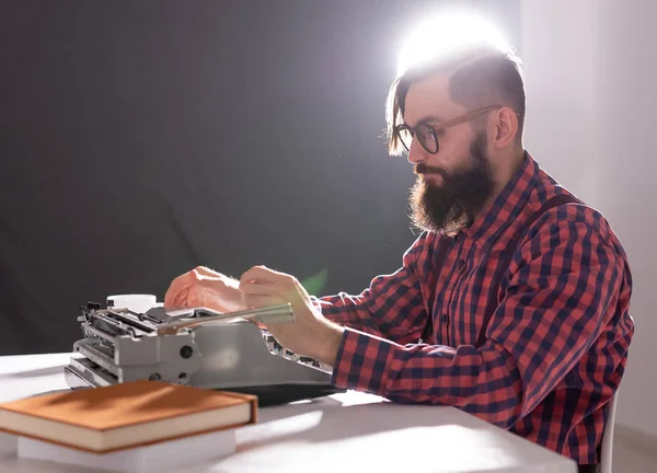 Mensen, schrijver en hipster concept - jonge stijlvolle schrijver en werkt op typemachine — Stockfoto