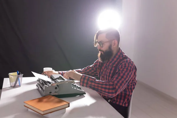 Gente, escritor y concepto hipster - joven escritor elegante que trabaja en la máquina de escribir — Foto de Stock