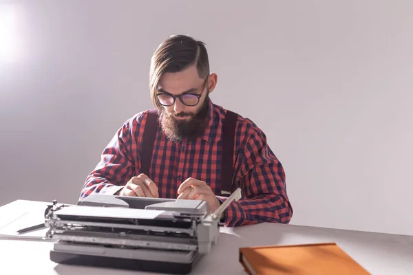 Mennesker, forfatter og hipster koncept - ung stilfuld forfatter arbejder på skrivemaskine - Stock-foto