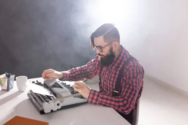 İnsan ve teknoloji kavramı - sakallı yazar yüksek açılı görünüş — Stok fotoğraf