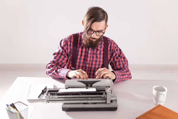 Personas, el día mundial de la escritora y el concepto hipster - joven periodista con estilo que trabaja en la máquina de escribir — Foto de Stock