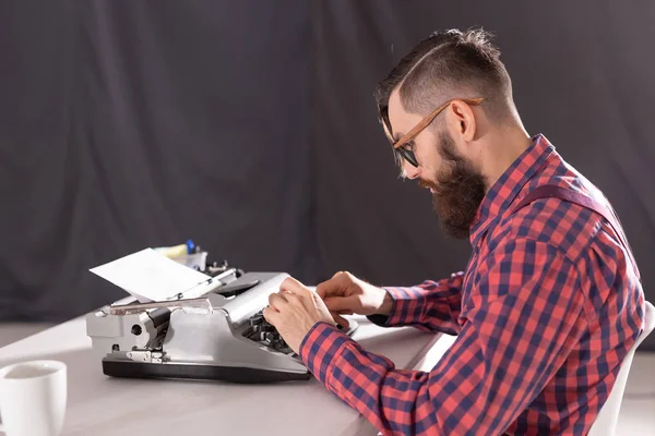 Άνθρωποι, συγγραφέας και hipster έννοια - νεαρός κομψό συγγραφέας εργάζεται σε γραφομηχανή — Φωτογραφία Αρχείου