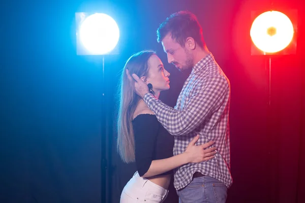 Dança social, kizomba, salsa e semba conceito - jovem belo casal bachata dança ou salsa no escuro — Fotografia de Stock