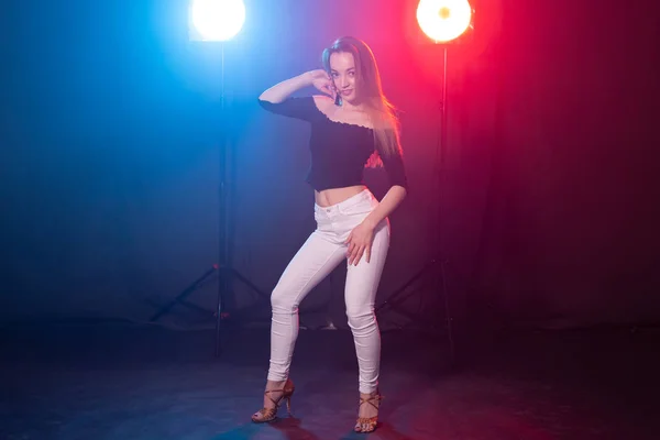 Mujer joven bailando en la oscuridad, emociones y disfrute —  Fotos de Stock